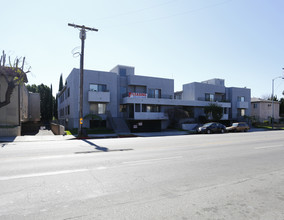 13610 Vanowen St in Van Nuys, CA - Building Photo - Building Photo