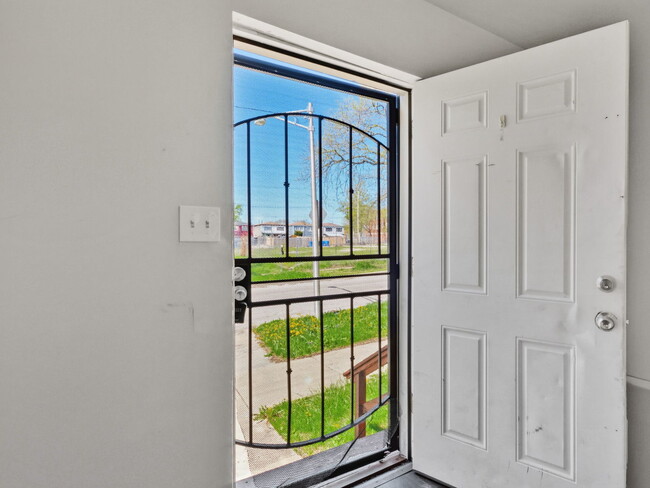 6913 S Throop St in Chicago, IL - Building Photo - Building Photo