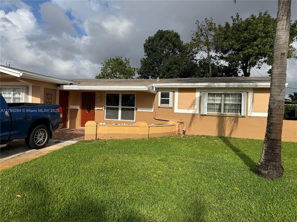3308 NW 36th Ave in Lauderdale Lakes, FL - Foto de edificio