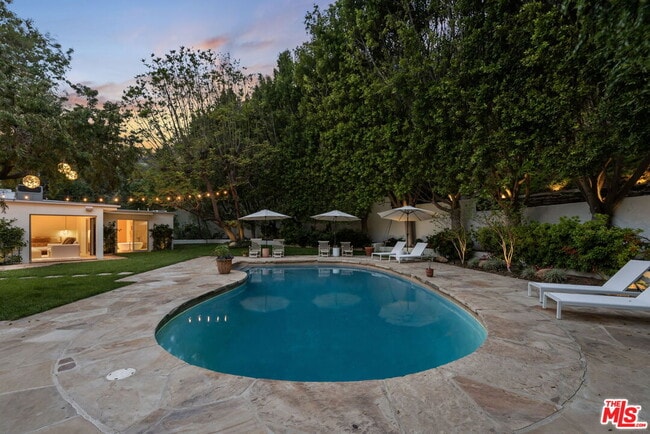 9451 Hidden Valley Pl in Beverly Hills, CA - Building Photo - Building Photo