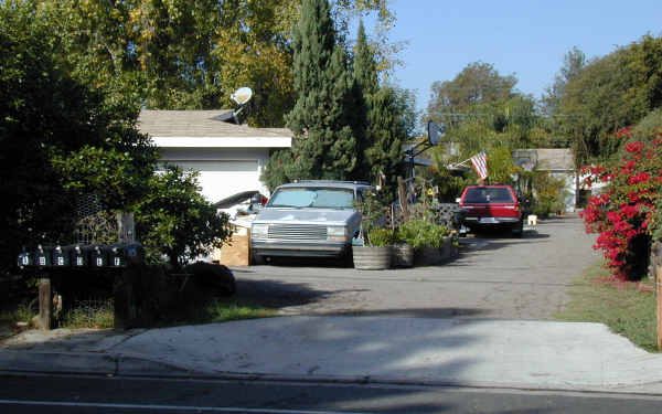 2571 Santa Ana Ave in Costa Mesa, CA - Foto de edificio