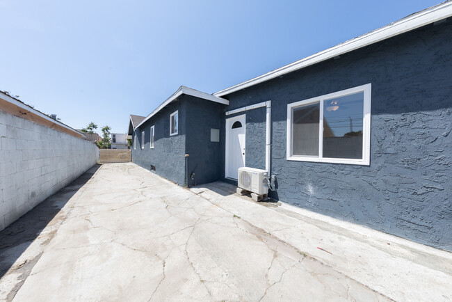 8722 Orchard Ave in Los Angeles, CA - Building Photo - Building Photo