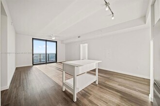 555 NE 8th St, Unit PH2303 in Fort Lauderdale, FL - Building Photo - Building Photo