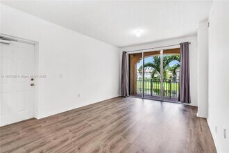 6700 NW 114th Ave, Unit 925 in Doral, FL - Foto de edificio - Building Photo