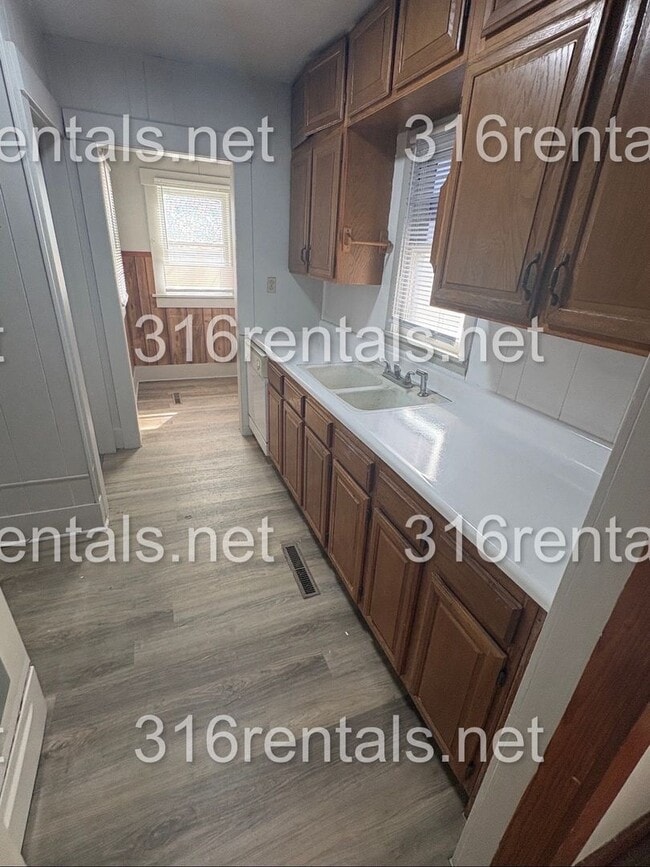 905 E 8th St in Newton, KS - Building Photo - Building Photo