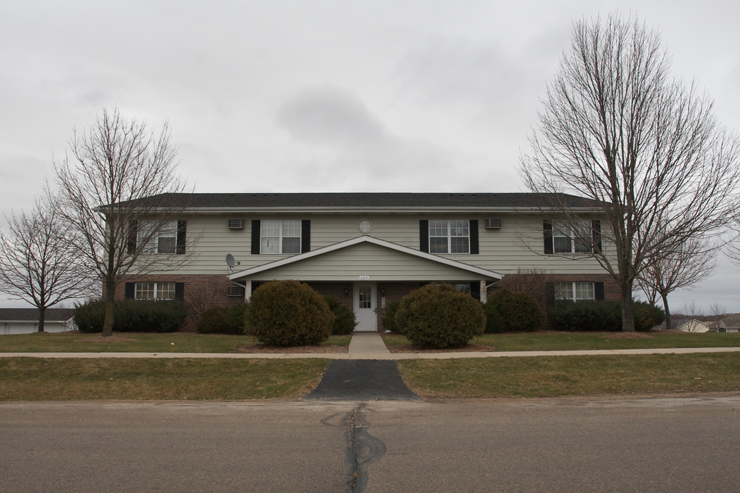 2215 Sylvan Way in West Bend, WI - Building Photo