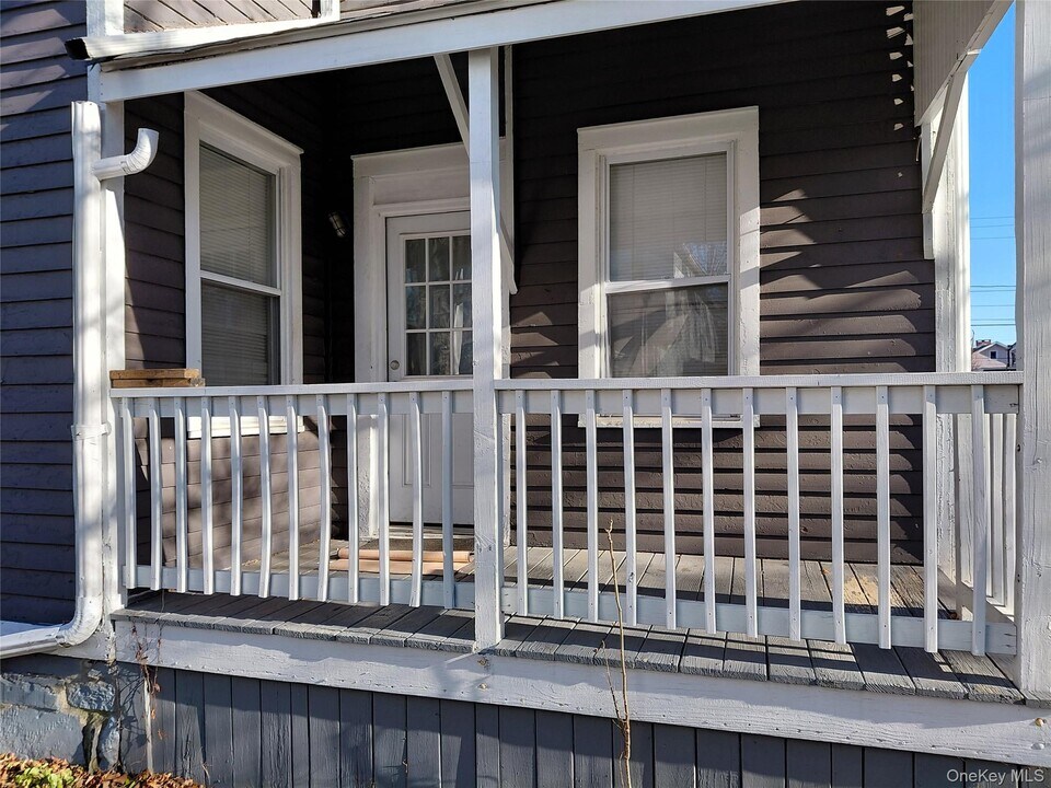 8 Center St in Kingston, NY - Building Photo