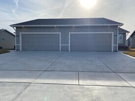 10607 E Kinkaid Cir in Wichita, KS - Building Photo