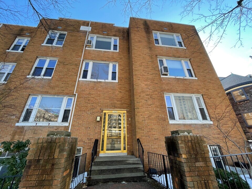 1527 Beacon St in Brookline, MA - Building Photo