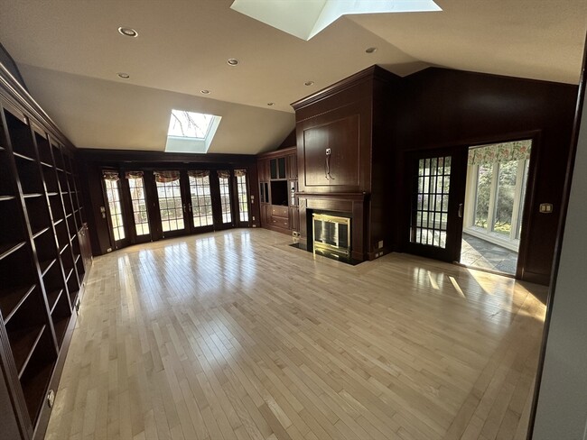 757 Wellesley St in Weston, MA - Building Photo - Building Photo