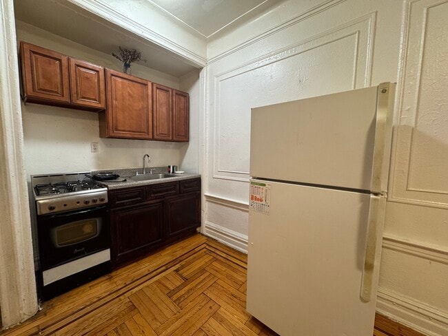 377 Montgomery St, Unit B14 in Brooklyn, NY - Foto de edificio - Building Photo