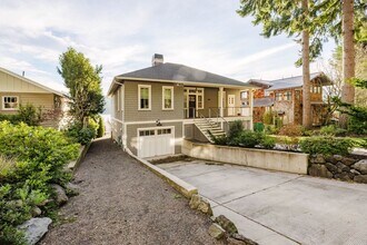 10941 NE Seaborn Rd in Bainbridge Island, WA - Building Photo - Building Photo