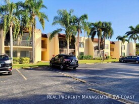 12471 McGregor Blvd in Ft. Myers, FL - Building Photo