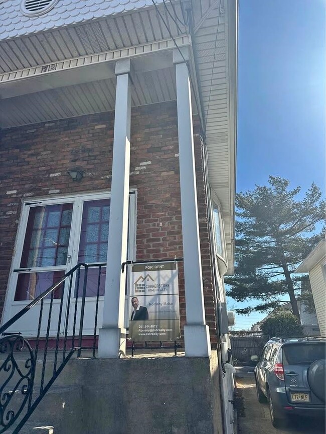 72 Country Village Rd in Jersey City, NJ - Building Photo - Building Photo