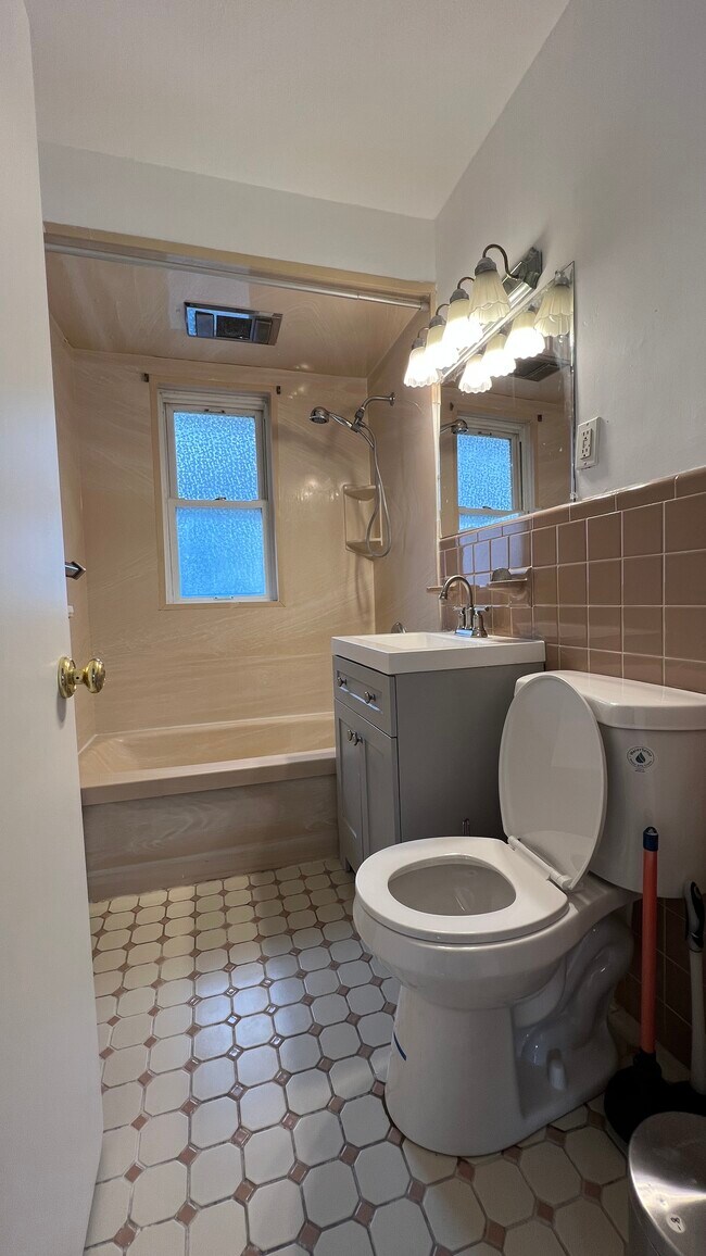 20 Chetwynd Rd, Unit 2 in Somerville, MA - Foto de edificio - Building Photo