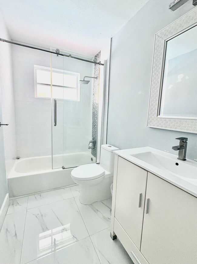 5770 NE 18th Ave in Fort Lauderdale, FL - Building Photo - Building Photo