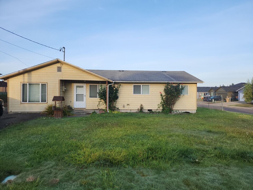 1218 47th Ave in Sweet Home, OR - Building Photo