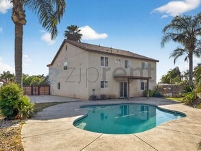 12104 Timberpointe Dr in Bakersfield, CA - Foto de edificio - Building Photo