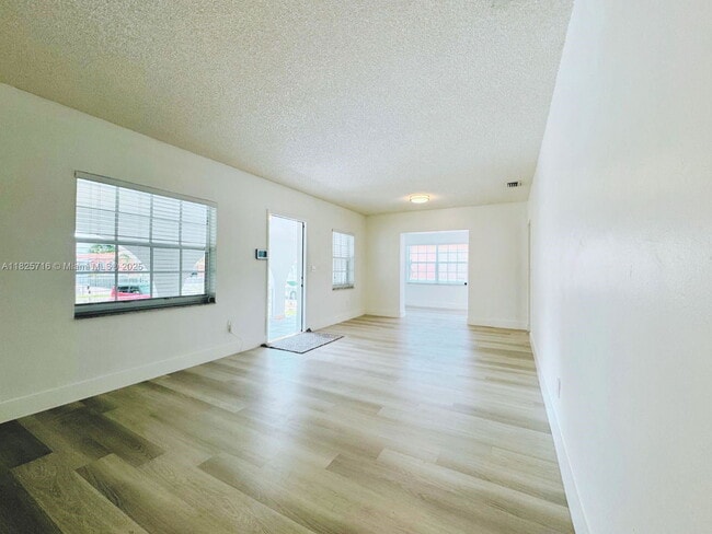 115 W 37th St in Hialeah, FL - Building Photo - Building Photo