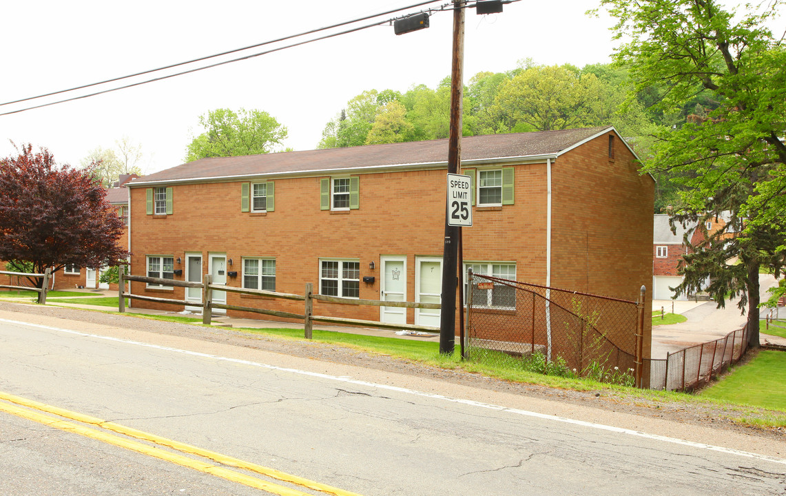 1370 Bower Hill Rd in Bridgeville, PA - Building Photo