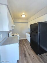1089 E Desert Inn Rd in Las Vegas, NV - Building Photo - Building Photo
