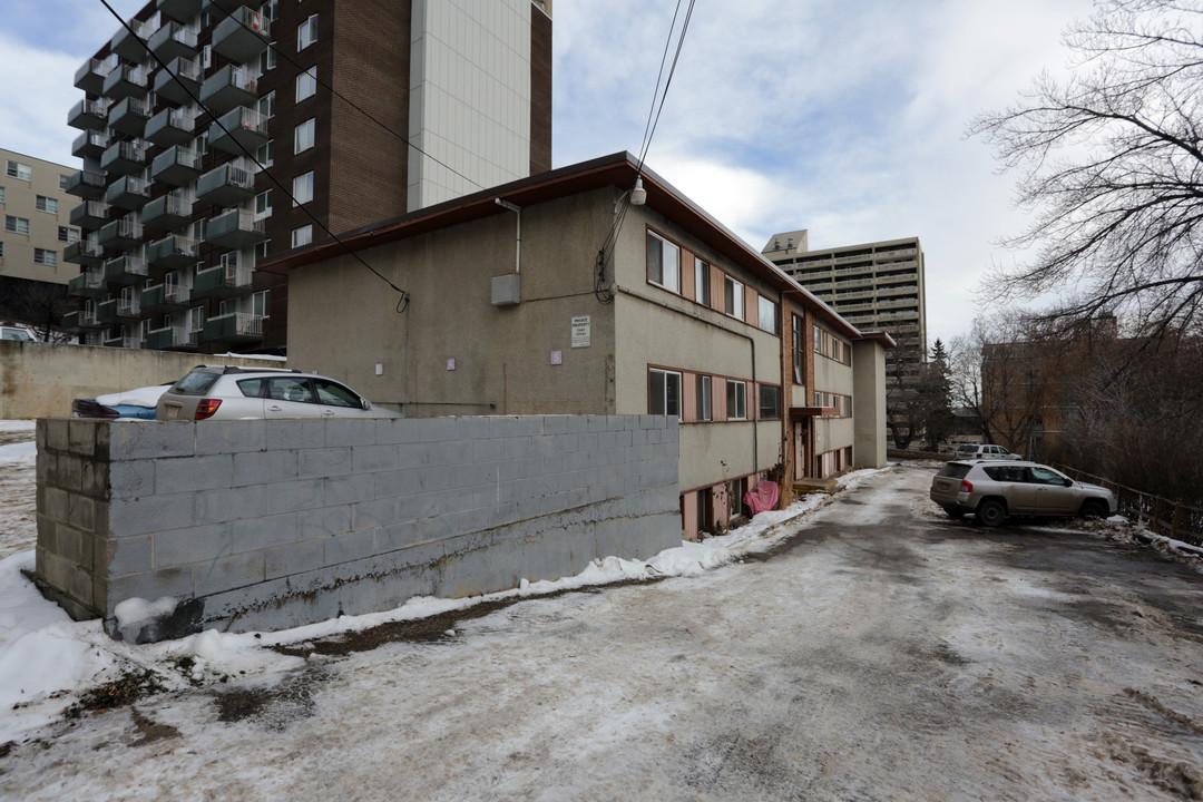 Bellamy Manor in Edmonton, AB - Building Photo