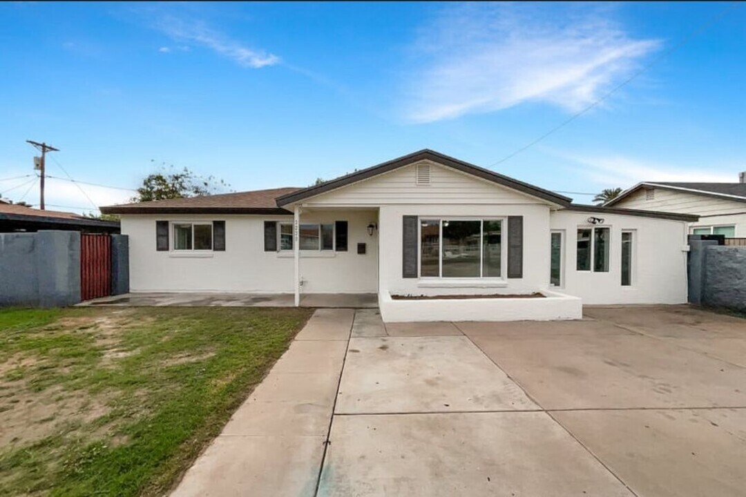 3235 E Willetta St in Phoenix, AZ - Building Photo