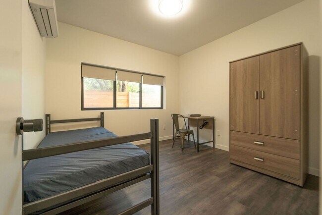 2737 Durant Avenue in Berkeley, CA - Foto de edificio - Interior Photo