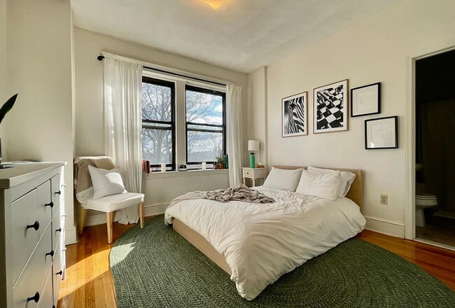 37 Egremont Rd, Unit 3 in Boston, MA - Building Photo - Building Photo