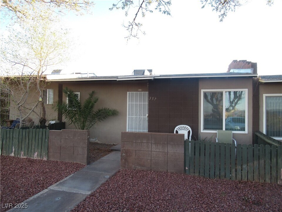 357 E Van Wagenen St in Henderson, NV - Building Photo