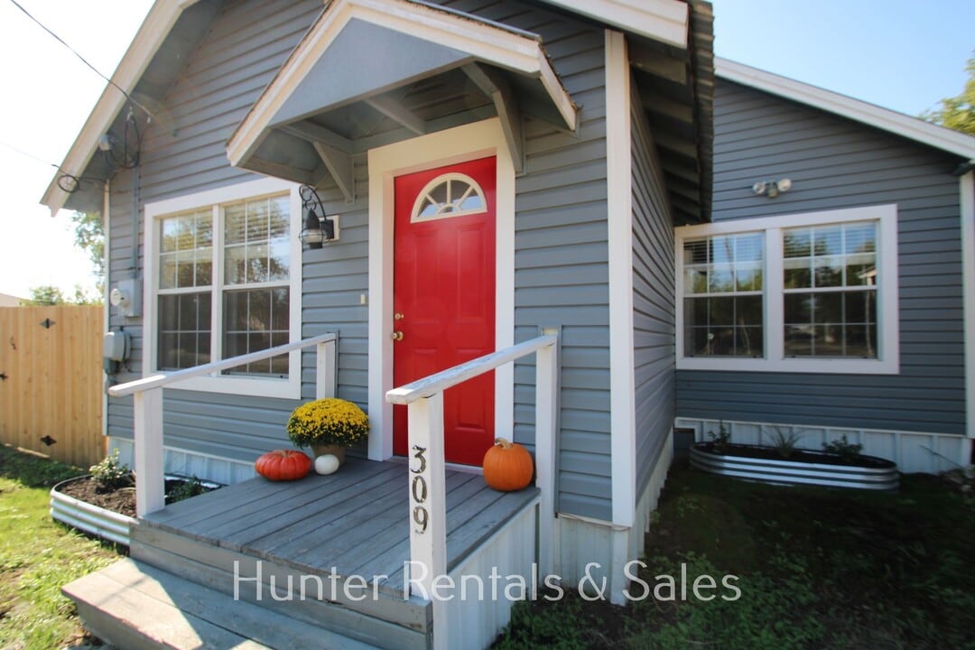 309 W Avenue I in Nolanville, TX - Building Photo