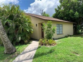 718 SE 46th Ln in Cape Coral, FL - Building Photo