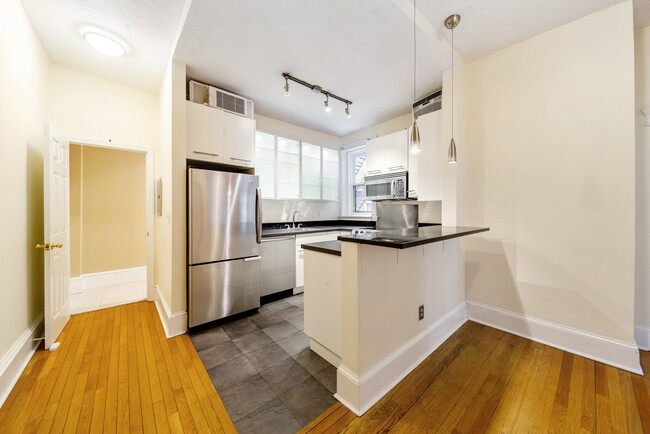 137 Peterborough St, Unit 3 in Boston, MA - Building Photo - Building Photo