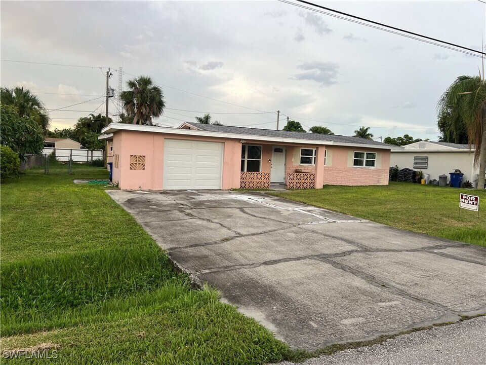 160 Brooks Rd in North Fort Myers, FL - Building Photo