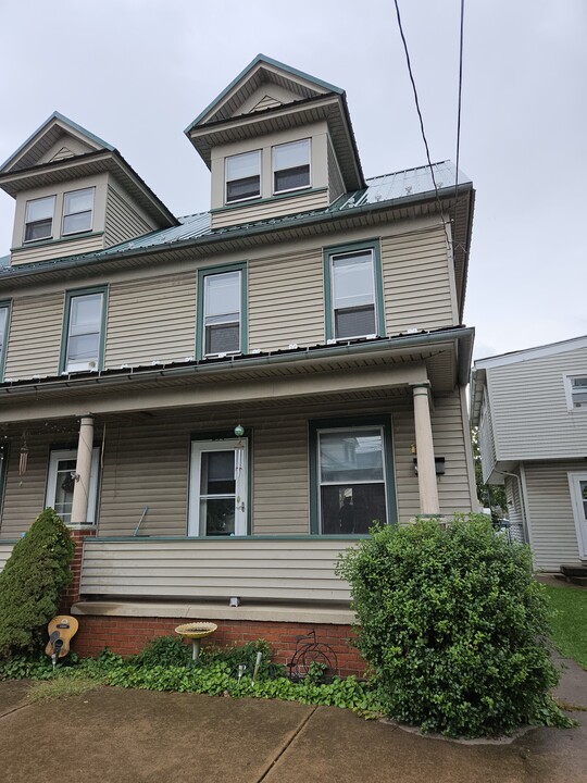 257 E 5th St, Unit Nguyen 257 side in Bloomsburg, PA - Foto de edificio