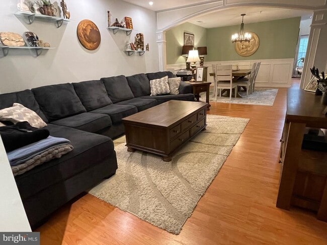 property at 404 Summerhill Ct