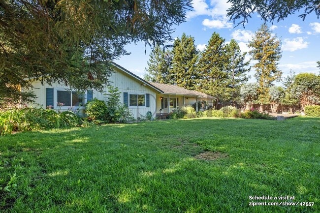 1894 E Cotati Ave in Penngrove, CA - Foto de edificio - Building Photo