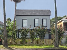 1119 Broadway Avenue J in Galveston, TX - Building Photo