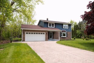 10234 N La Cresta Dr in Mequon, WI - Building Photo