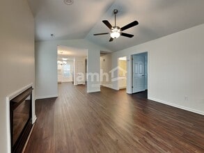 5715 Regent Village Dr in Winston-Salem, NC - Foto de edificio - Building Photo