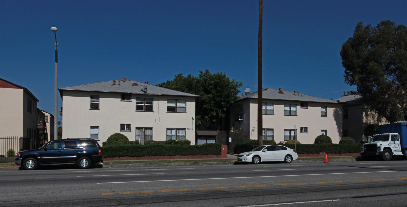 7333-7339 Woodman Ave in Van Nuys, CA - Building Photo