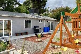 4853 Canoga Ave in Los Angeles, CA - Building Photo