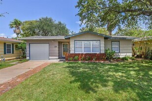 22 Lyncrest Dr in Galveston, TX - Building Photo