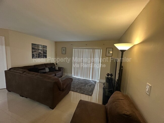 9491 Palm Cir S in Pembroke Pines, FL - Foto de edificio - Building Photo