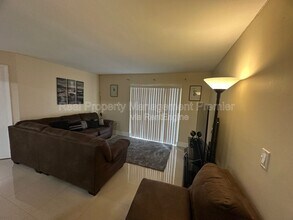 9491 Palm Cir S in Pembroke Pines, FL - Foto de edificio - Building Photo