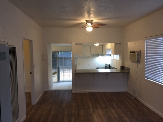 2724 Santa Clara Way in Sacramento, CA - Building Photo - Building Photo