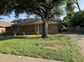 905 Bluebird Dr in Irving, TX - Building Photo