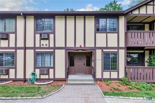 125 Warner Hill Rd in Stratford, CT - Building Photo