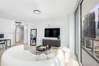 1111 SW 1st Ave in Miami, FL - Building Photo - Building Photo