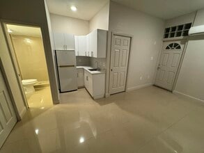 9033 NW 174th St in Hialeah, FL - Building Photo - Building Photo